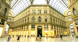 - un grand bâtiment avec des personnes se déplaçant à l'intérieur dans l'établissement Amore Napoletano, à Naples