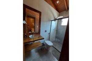 une salle de bain avec toilettes, lavabo et douche dans l'établissement Villa da Serra chalé Ibitipoca - 700m do centrinho, à Conceição da Ibitipoca 16 autres photos