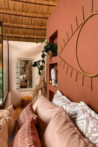 a room with a bed and a mirror on the wall at Intrepido Glamping in Chinchiná