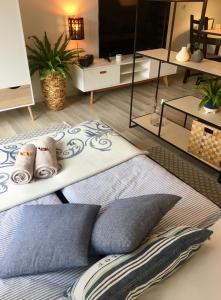 a living room with pillows on a bed at 'Das kleine Feine' - Ruhige, helle Ferienwohnung mit Parkplatz und Balkon in Pforzheim