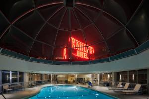 uma grande piscina num edifício com um sinal vermelho em The Towers at The Kahler Grand em Rochester