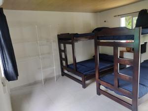 Poschodová posteľ alebo postele v izbe v ubytovaní Puerta Azúl Capurganá