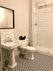 La salle de bains blanche est pourvue d'un lavabo et de toilettes. dans l'établissement Historic two bed apartment in Heart of the City, à Bristol