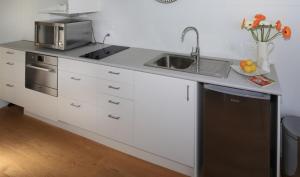 Kuchyň nebo kuchyňský kout v ubytování Tutiri in Oneroa - Stay Waiheke