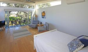 Postel nebo postele na pokoji v ubytování Tutiri in Oneroa - Stay Waiheke