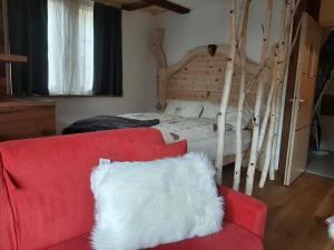 Un pat sau paturi într-o cameră la Appartamento Cirmolo