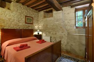 A bed or beds in a room at Le Gorghe di Valmarino