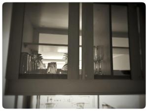 a cabinet filled with glasses and a wine glass at Vista al río Calle - Calle in Valdivia