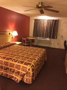 ein Hotelzimmer mit einem Bett und einem Tisch in der Unterkunft Value Inn & Suites in El Centro