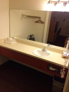 bagno con lavandino e grande specchio di Value Inn & Suites a El Centro