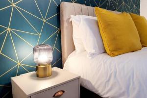 lampa na stoliku nocnym obok łóżka w obiekcie Town Centre 1 Bed, Close to the Beach with Parking w Bournemouth