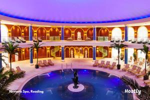 una piscina coperta in un grande edificio con fontana di Elephant Court - Comfortable, spacious house with parking a Reading