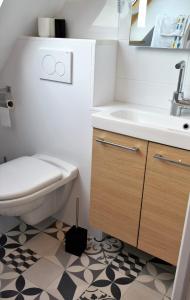 łazienka z toaletą i umywalką w obiekcie Duplex face à l'Océan-Penhors w mieście Pouldreuzic