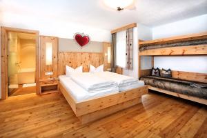 sypialnia z łóżkiem i dwoma łóżkami piętrowymi w obiekcie Aktivhotel Waldhof w mieście Oetz +37 zdjęć