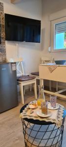 una sala de estar con una mesa con comida. en Studio apartman Loreta, en Cres