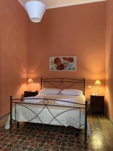 カステッランマーレ・デル・ゴルフォにあるA 'Du Passiのベッドルーム1室(大型ベッド1台、ナイトスタンド2台付)