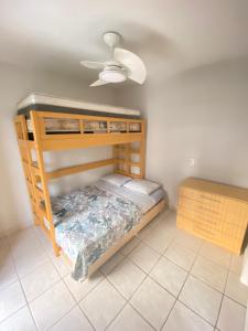 Etagenbett in einem Zimmer mit einer Decke in der Unterkunft Apartamento no Guarujá a 400 mts da praia in Guarujá