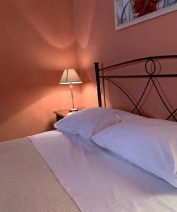 a bedroom with a bed and a lamp on a table at A 'Du Passi in Castellammare del Golfo