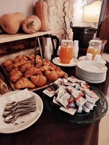 une table recouverte de assiettes de nourriture et de pain dans l'établissement Oasi B&B hotel Restaurant, à Cerignola