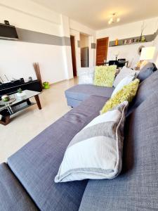 uma sala de estar com dois sofás e um sofá em Stunning apartment C106 with balcony looking over pool em Pegeia ou Pegya