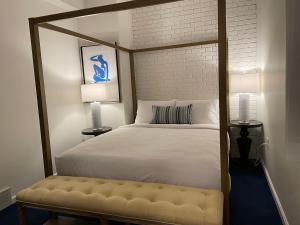 Кровать или кровати в номере The Argus Hotel & Cocktail Lounge