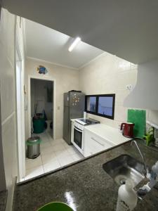 Virtuvė arba virtuvėlė apgyvendinimo įstaigoje Apartamento no Guarujá a 400 mts da praia