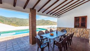 Nespecifikovaný výhled na hory nebo výhled na hory při pohledu z vily