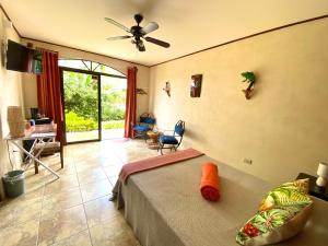 a bedroom with a bed and a ceiling fan at Hotel Vista Linda Montaña in Alajuela City +49 photos