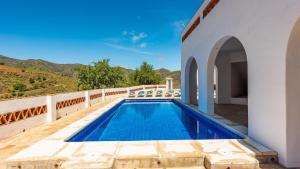 una piscina en el patio trasero de una casa en Casa Poniente Almachar by Ruralidays, en Almáchar
