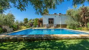 una piscina en el patio trasero de una casa en Casa Las Gallinas Orgiva by Ruralidays, en Órgiva