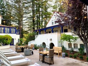 un patio con mesas y sillas frente a un edificio en The Stavrand, en Guerneville