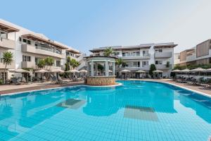 Bazén v ubytování Pelopas nebo v jeho okolí