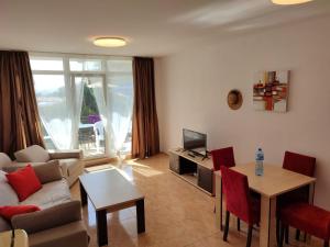 Midia Grand Resort, Terrassen Paradies Apartment في أهيلوي: غرفة معيشة مع أريكة وطاولة