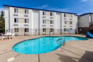 een gebouw met een zwembad voor een gebouw bij Motel 6-Auburn, CA in Auburn