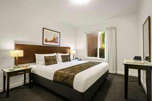 Een bed of bedden in een kamer bij Comfort Apartments Royal Gardens