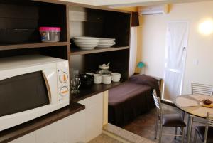 una pequeña cocina con microondas y mesa en Complejo Barraquero en Mendoza