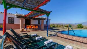 patio con sedie e piscina di Casa Tobalo Hijo Almachar by Ruralidays ad Almáchar