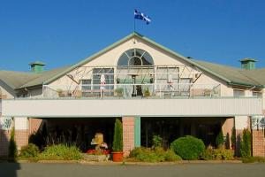 a building with a flag on top of it at Hôtel Travelodge by Wyndham Victoriaville in Victoriaville