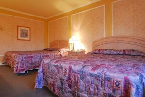 a hotel room with two beds in a room at Hôtel Travelodge by Wyndham Victoriaville in Victoriaville