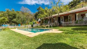 a house with a swimming pool in the yard at Casa El Olivarito Jubrique by Ruralidays in Jubrique