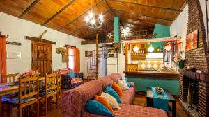 ein Wohnzimmer mit einem Sofa und einem Tisch in der Unterkunft Casa El Olivarito Jubrique by Ruralidays in Jubrique
