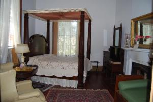 Postel nebo postele na pokoji v ubytování Glenfield Plantation Historic Antebellum Bed and Breakfast