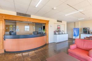 eine Lobby mit Wartebereich in einem Krankenhaus in der Unterkunft Econo Lodge in Gaffney