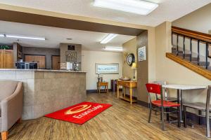 Econo Lodge في Sioux Center: مطعم فيه بار وطاولة وكراسي
