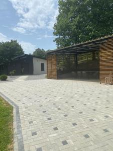 un patio con un pabellón y un edificio en Jana House Oriovac en Oriovac