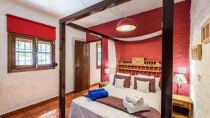 Postel nebo postele na pokoji v ubytování Casa El Rancho Montecorto by Ruralidays + 27 fotografií