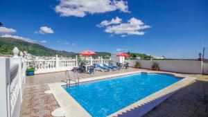 The swimming pool at or close to Casa Tejo Sedella by Ruralidays