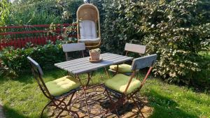 a table and chairs with a mirror on top of it at Ferienwohnung mit Garten in Berlin