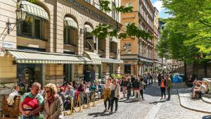 een menigte mensen die door een straat lopen bij Old Town Stay Hotel in Stockholm