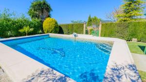 una piscina de agua azul en un patio en Casa El Vegetal Arriate by Ruralidays, en Arriate